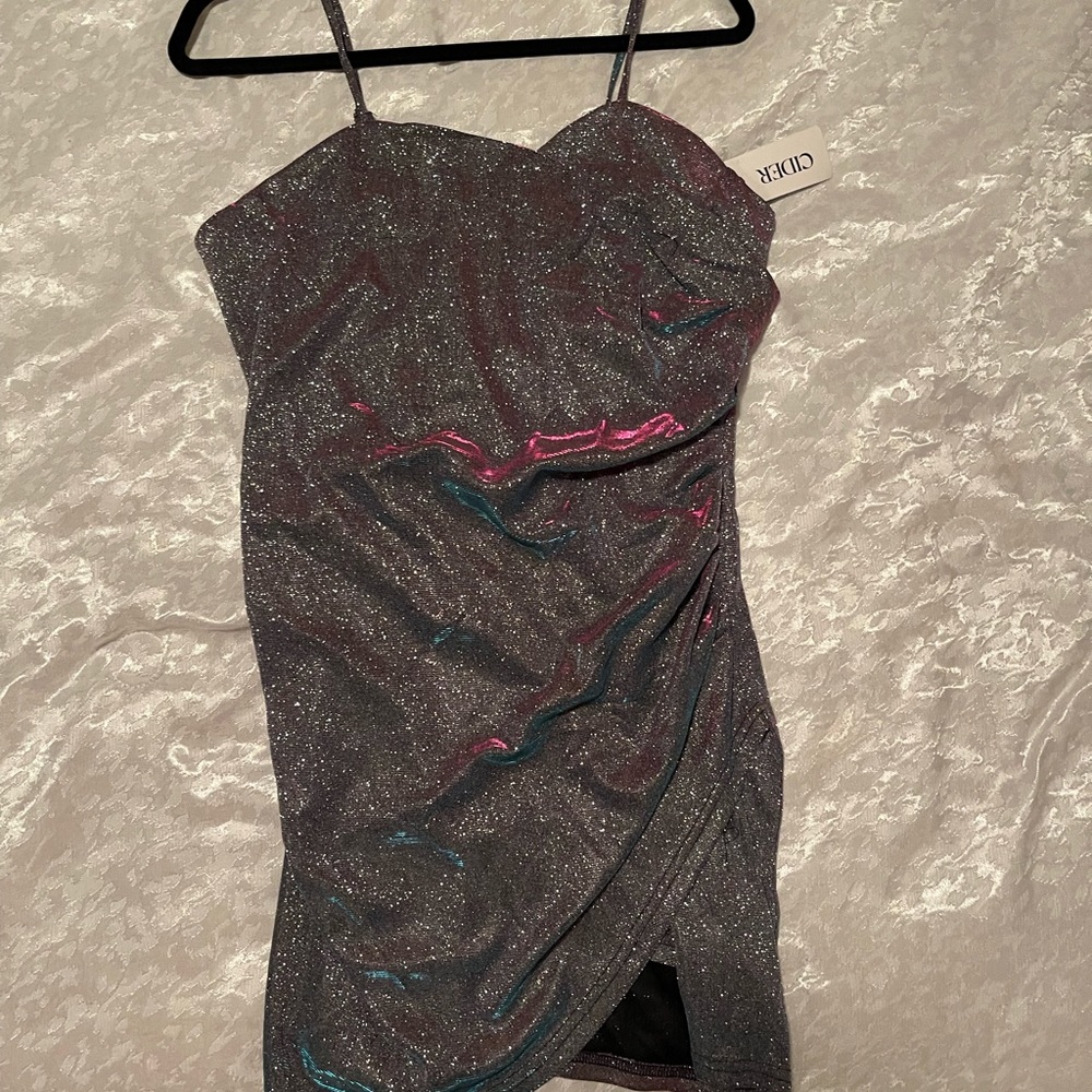 Women’s dress fits like a medium but it’s an XL.